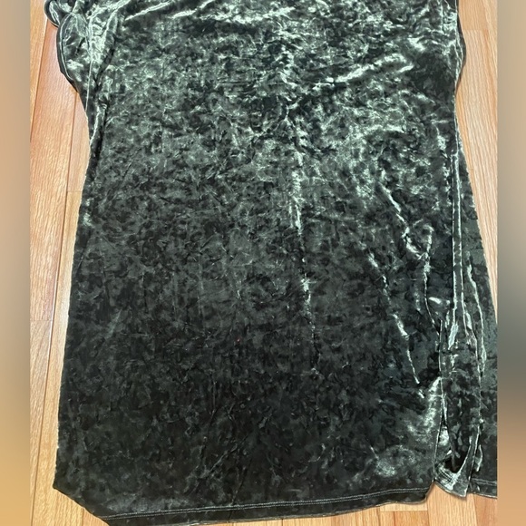 Forever 21 Green Velvet Dress Size 1X - Picture 2 of 8